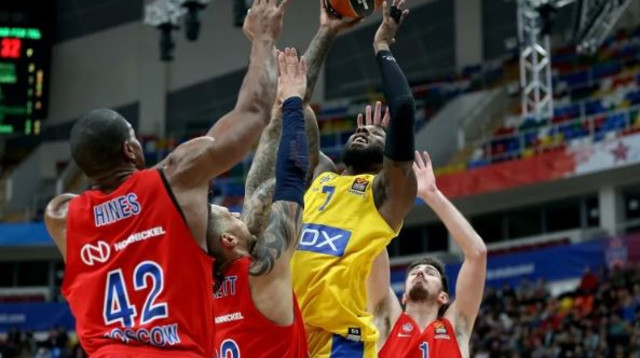 קיין מול ההגנה הרוסית הצפופה (צילום: אתר היורוליג)