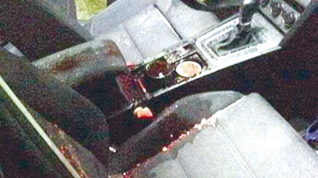 הרכב שנפגע מזריקת אבנים (צילום: חברת החדשות)