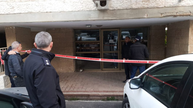 הבניין בו נמצאו בני הזוג בירושלים (צילום: דוברות המשטרה)