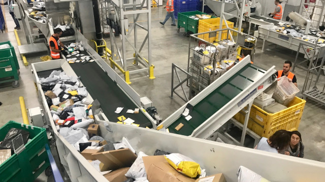 חבילות מחו"ל במרכז הסחר המקוון של הדואר (צילום: דואר ישראל)