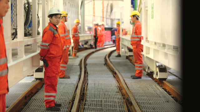 עובדים סינים בחפירות הרכבת הקלה בגוש דן (צילום: אבשלום ששוני)