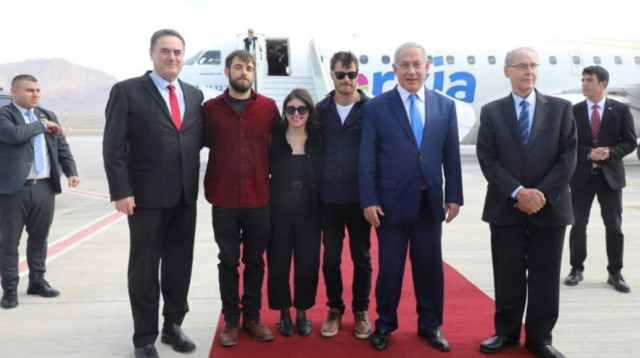 נתניהו, כ"ץ ושלושה ילדיהם של אילן ורונה רמון ז"ל (צילום: ששון תירם)