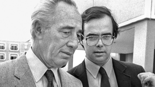 שנת 1985 אורי סביר, שמעון פרס (צילום: חנניה הרמן, לע"מ)