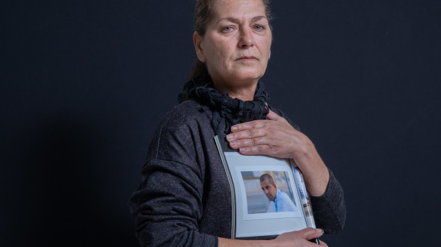 סילבי לוי עם תמונתו של בנה, שחר ממן (צילום: יוסי אלוני)