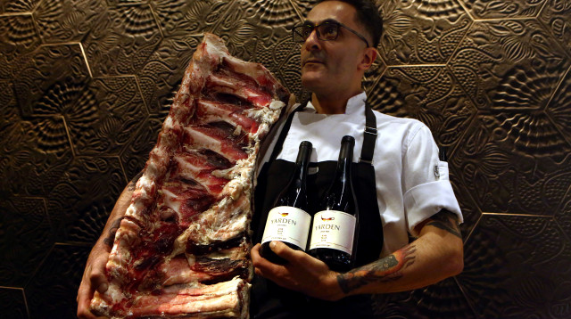 מסעדת oasis הסו-שף אליאב עם יין סירה ירד (צילום: דויד סילברמן)