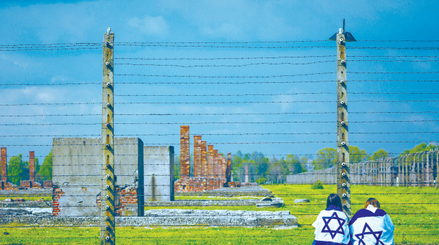 בני נוער מחוץ למחנות (צילום: AFP)