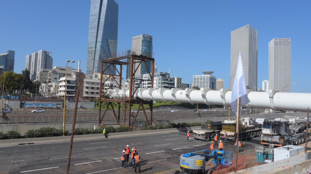 בניית גשר יהודית בתל אביב (צילום: אבשלום ששוני)