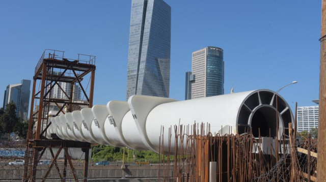 בניית גשר יהודית בתל אביב (צילום: אבשלום ששוני)