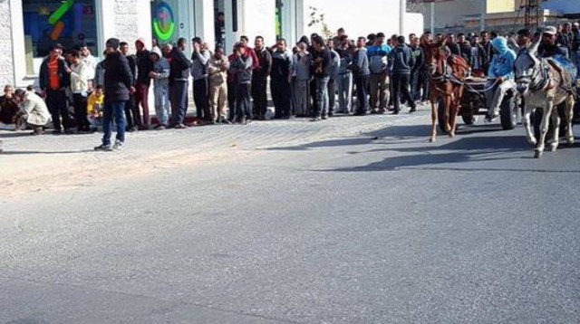 תושבי עזה מקבלים את הכסף הקטארי (צילום: רשתות חברתיות)