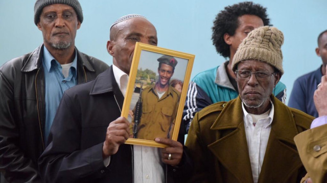 בני משפחת ביאדגה במסיבת העיתונאים (צילום: אבשלום ששוני)