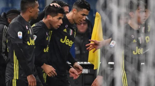 כריסטיאנו רונאלדו חוגג עם קאנסלו (צילום: AFP)