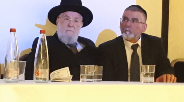 השר יצחק וקנין עם הרב ישראל מאיר לאו (צילום: דוברות המשרד לשירותי דת)