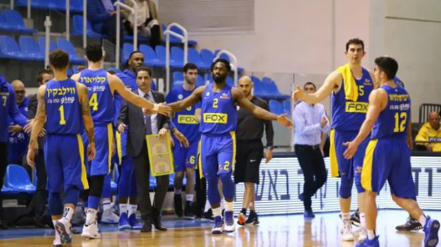 שחקני מכבי תל אביב חוגגים  (צילום: לירון מולדובן)
