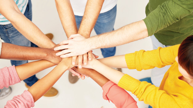 למרות השוני, כולם יחד שמים ידיים (צילום: אינג אימג')