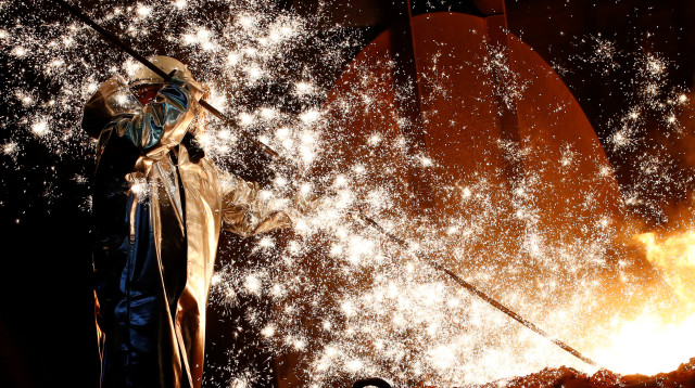 עובד פלדה בחברה תעשייתית (צילום: רויטרס)