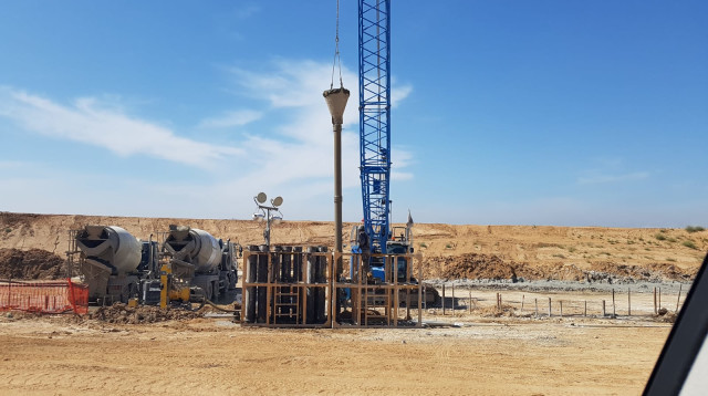 העבודות להקמת המכשול (צילום: טל לב רם)