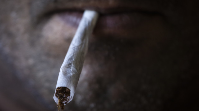 גבר מעשן סיגריה מגולגלת (אילוסטרציה) (צילום: הדס פרוש , פלאש 90)