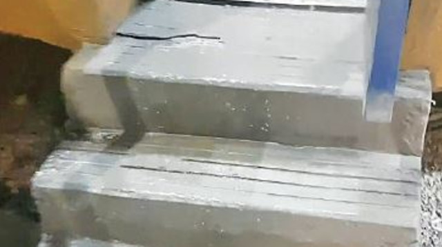 המדרגות לשירותי הנכים בתחנת פז בת"א (צילום: ג'וש ארונסון)