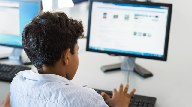 ילד מול מחשב, צילום אילוסטרציה (צילום: istockphoto)