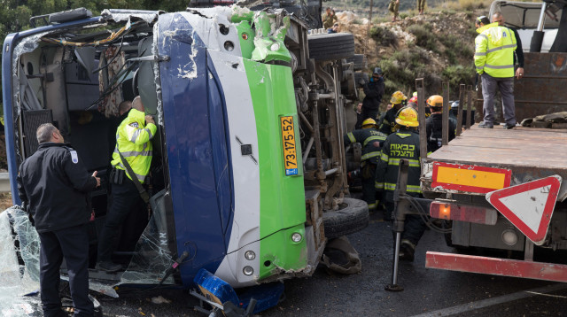 תאונת דרכים בכביש 443 (צילום: נועם רבקין פנטון, פלאש 90)