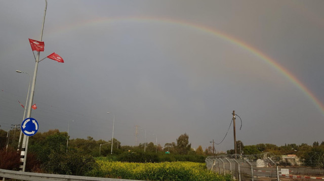 קשת בשמי הנגב המערבי (צילום: צ'רלי בן יוסף)