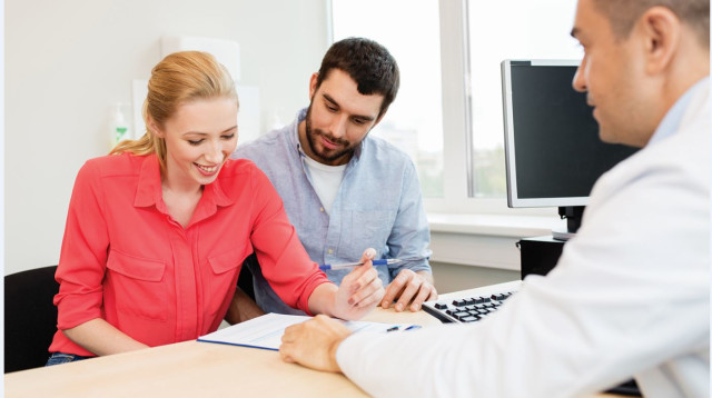 סוכן ביטוח בפגישה עם לקוחות (אילוסטרציה) (צילום: אינג אימג')