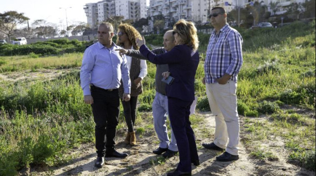 סיור ראש עיריית אשקלון בשטח המכללה לקראת הקמת מעון יום (צילום: סיון מטודי)