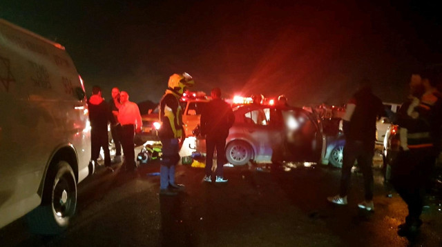 זירת התאונה בכביש 44 (צילום: דוברות מד"א)