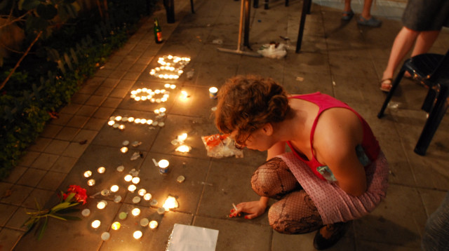 נרות לזכר נרצחי הרצח בבר-נוער (צילום: גילי יערי, פלאש 90)