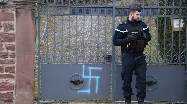 צלב קרס בבית קברות יהודי בצרפת (צילום: AFP)