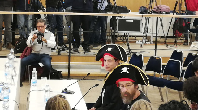 מפלגת הפיראטים מגישה את הרשימה לבחירות 2019 (צילום: אריק בנדר)