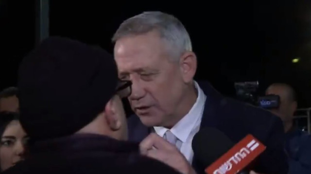 בני גנץ עם המפגין  (צילום: מסך)