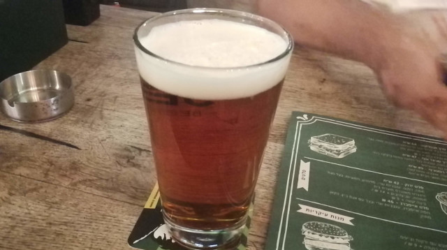 בירה בשרונה (צילום: אלכס סקליאר)