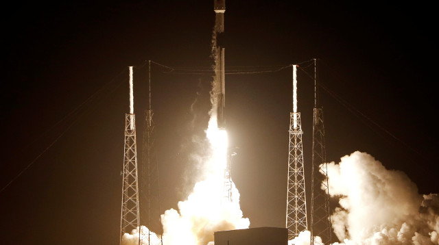 שיגור "בראשית" לחלל (צילום: רויטרס)