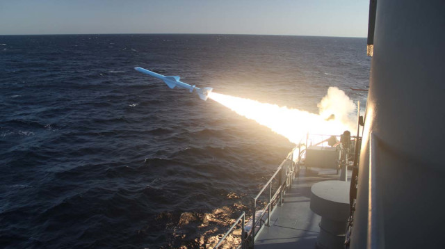 שיגור טיל במהלך תרגיל של חיל הים האיראני (צילום: AFP)