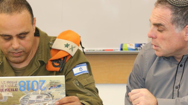 האלוף תמיר ידעי ועודד רביב (צילום: שמואל פיטוסי)