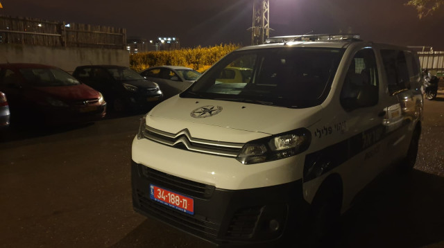 ניידת זיהוי פלילי בזירת הרצח בבאר יעקב (צילום: דוברות המשטרה)