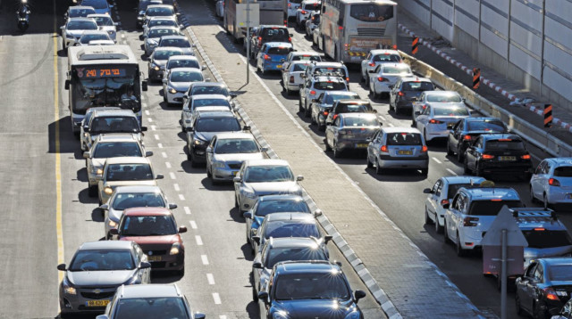 פקקים בכבישי בישראל (צילום: גילי יערי, פלאש 90)