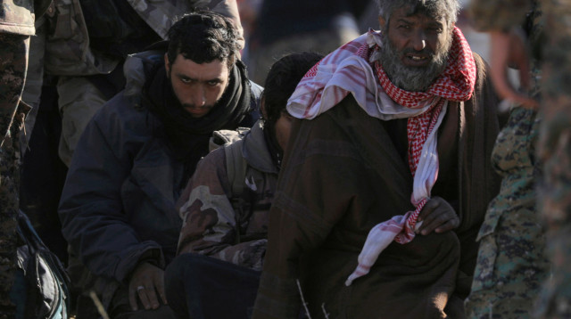 לוחמי דאעש שנשבו בידיי הכוחות הסורים הדמוקרטים (צילום: רויטרס)