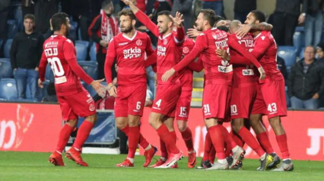 שחקני הפועל תל אביב חוגגים (צילום: עדי אבישי)