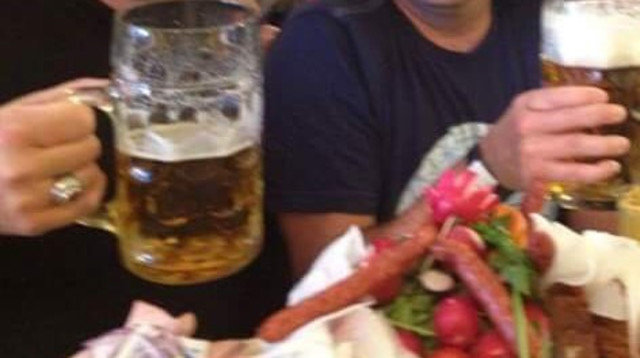 שותים בירה (צילום: ניר קיפניס)