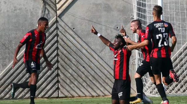 שחקני הפועל קטמון חוגגים (צילום: אודי ציטיאט)