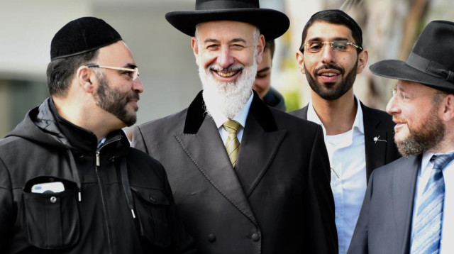 הרב יונה מצגר משתחרר מבית הכלא "מעשיהו" (צילום: אבשלום ששוני)