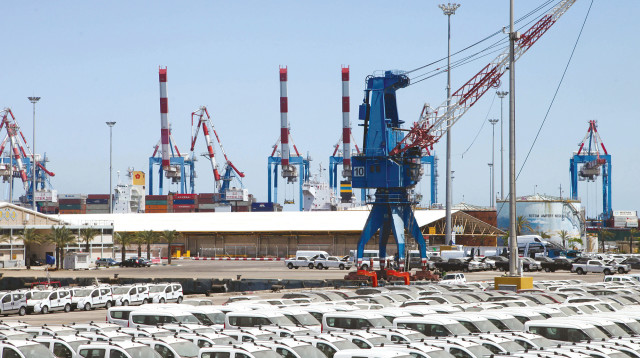 מכוניות חדשות בנמל (צילום: יצחק הררי, פלאש 90)