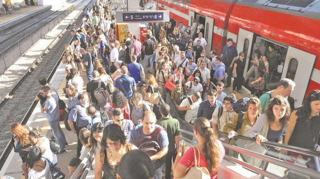 עומס ברכבת (צילום: אבשלום ששוני)