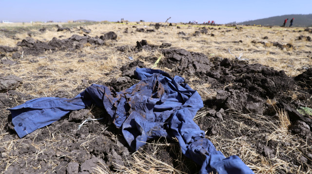 שרידי המטוס האתיופי שהתרסק (צילום: רויטרס)
