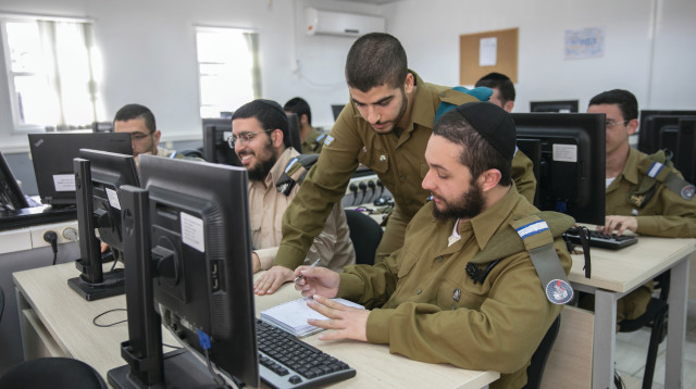 חרדים בחיל התקשוב (צילום: יוסי אלוני)