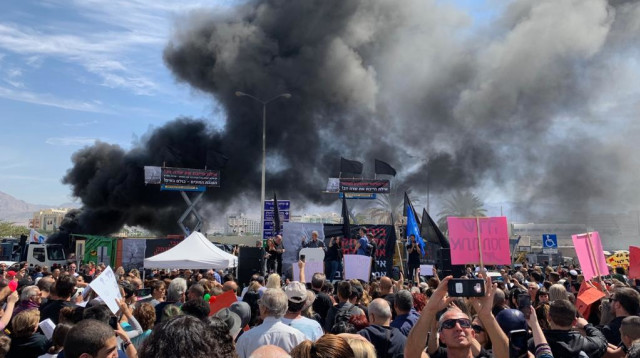 מחאה באילת נגד סגירת שדה דב (צילום: דוברות עיריית אילת)