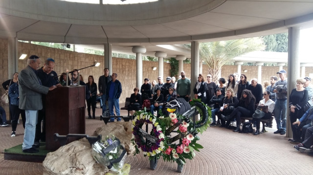 הלווייתה של יונה עטרי (צילום: משה כהן)