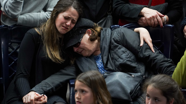 אפרת אטינגר, עם סבתה (אמו של אחיעד ז"ל) (צילום: הלל מאיר, פלאש 90)